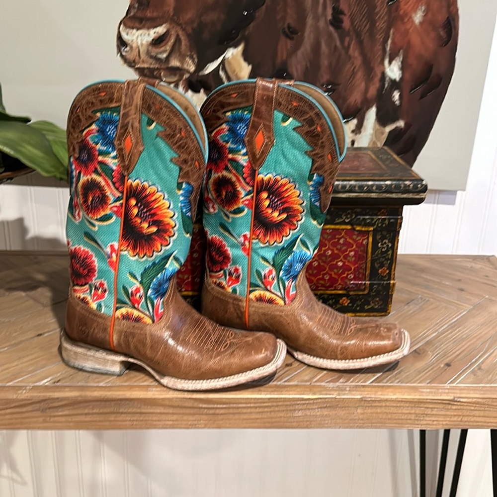 Women’s Ariat cowboy boots 9B hardly worn